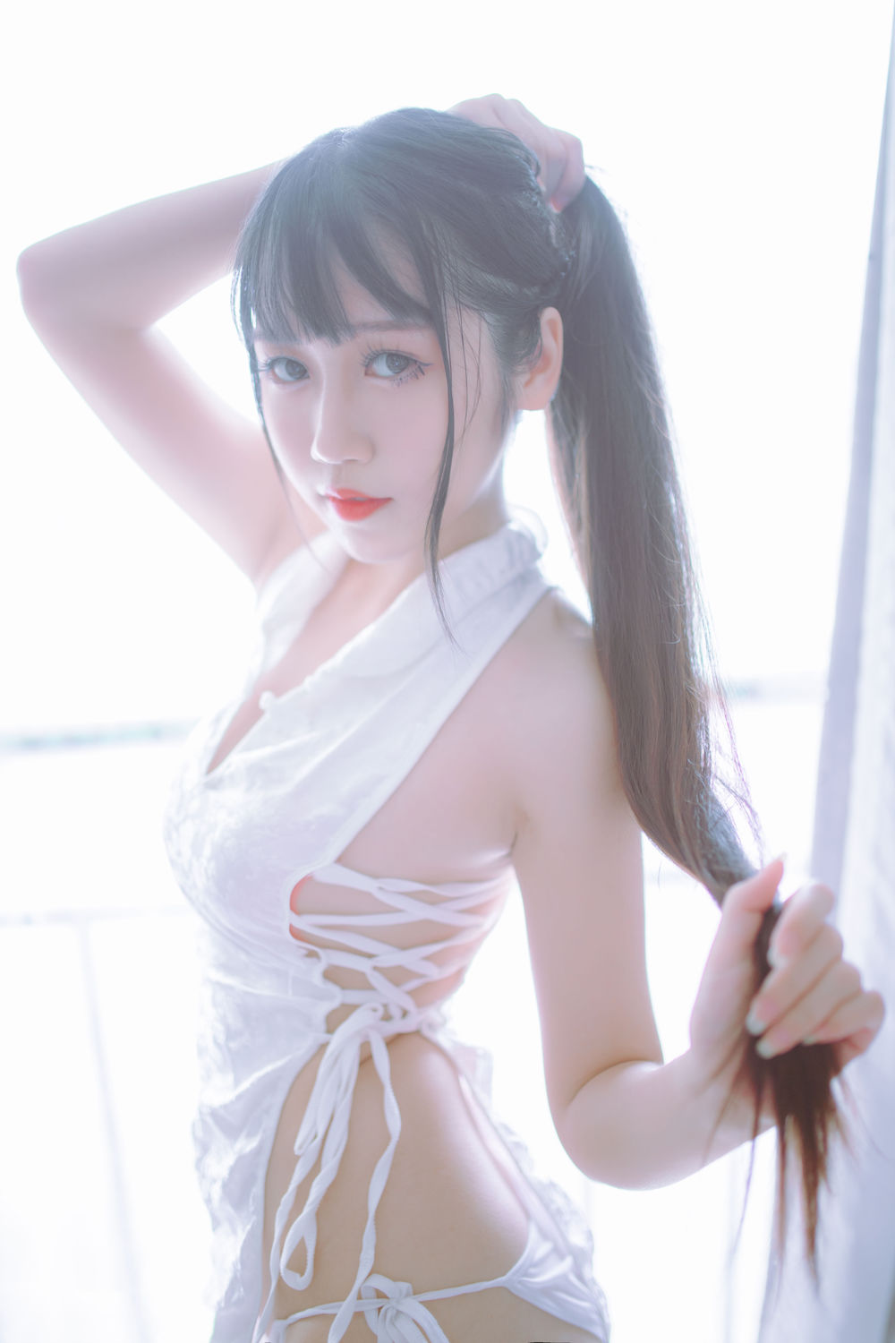 探索女性风采：抖娘利世穿着黑旗袍的迷人瞬间-绅士乐园