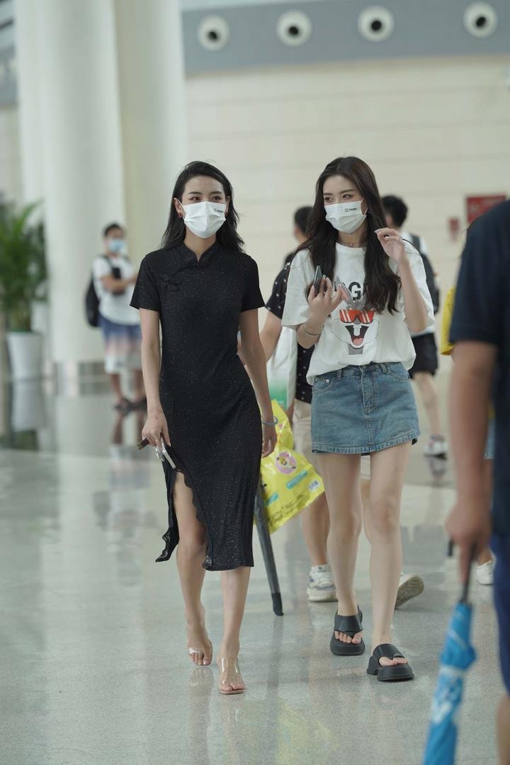 街拍摄影精选 2682期 两女生机场同行风格各异穿搭青春靓丽15547